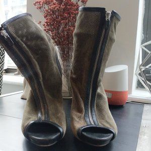 Cute Kathryn Amberleigh booties !